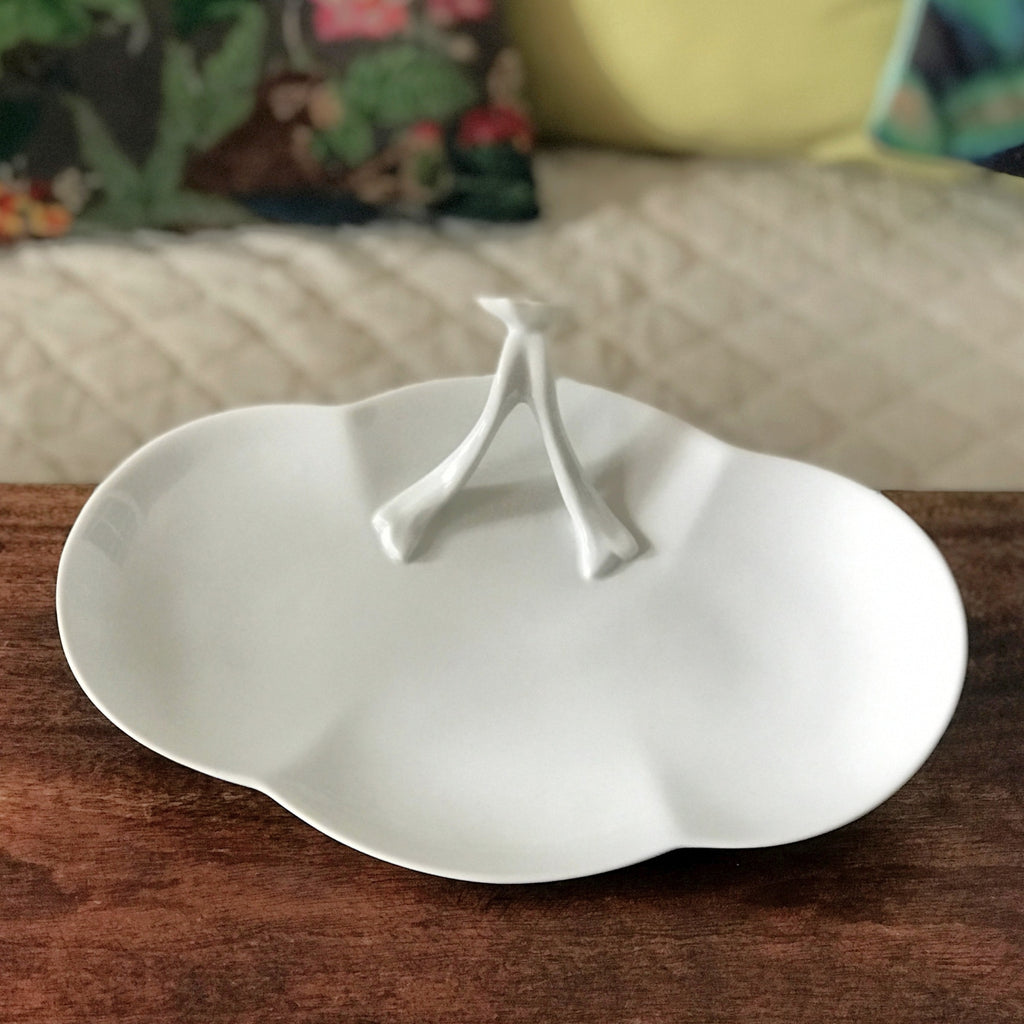 Grand ravier ou petit plat mendiant trilobé anse fleur en relief en porcelaine blanche de Limoges France par Hello Broc brocante en ligne