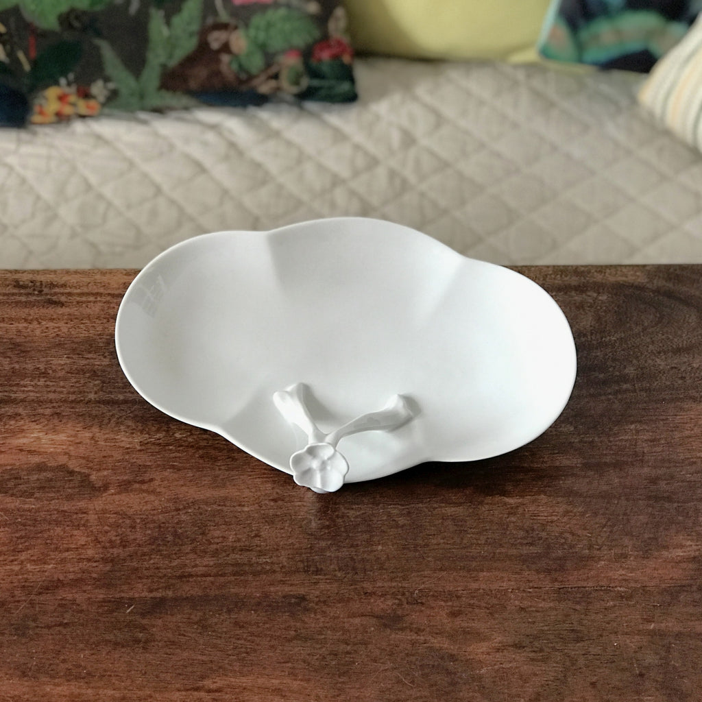 Grand ravier ou petit plat mendiant trilobé anse fleur en relief en porcelaine blanche de Limoges France par Hello Broc brocante en ligne
