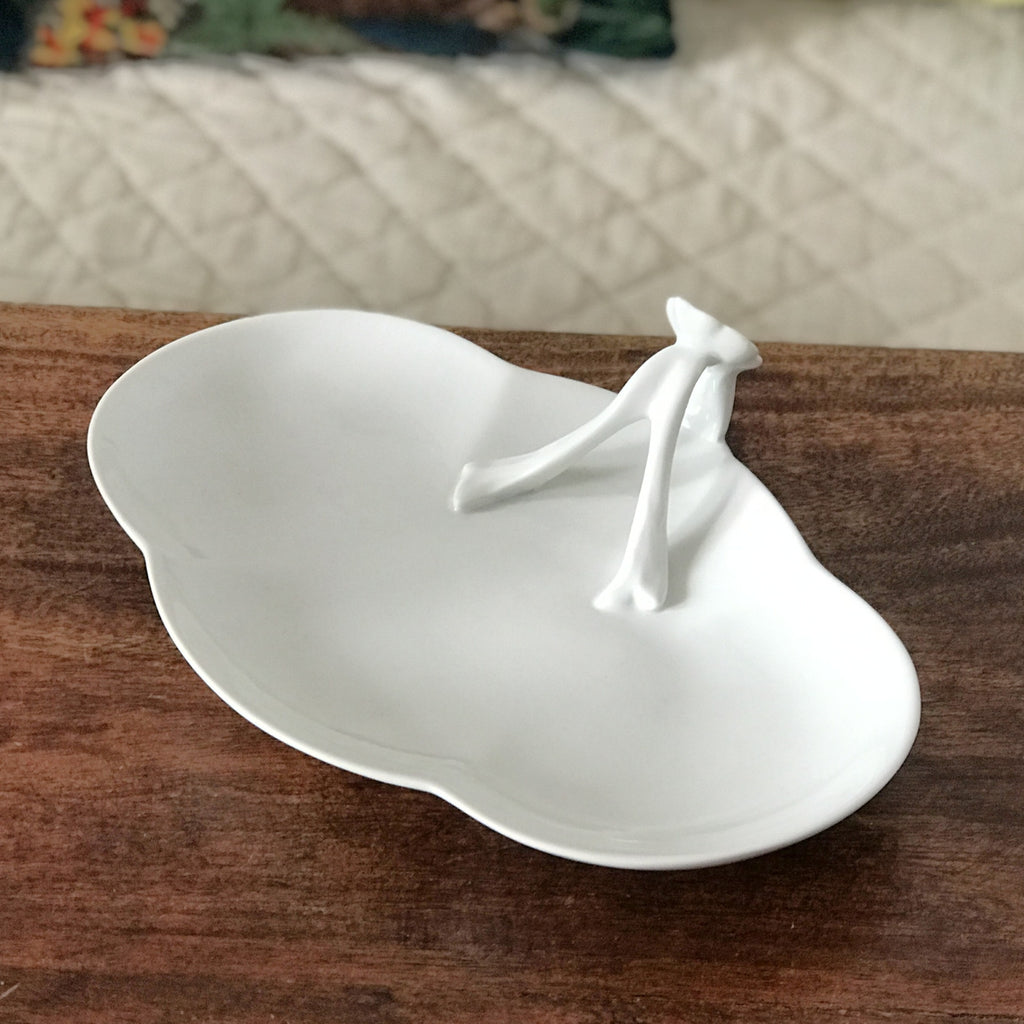 Grand ravier ou petit plat mendiant trilobé anse fleur en relief en porcelaine blanche de Limoges France par Hello Broc brocante en ligne
