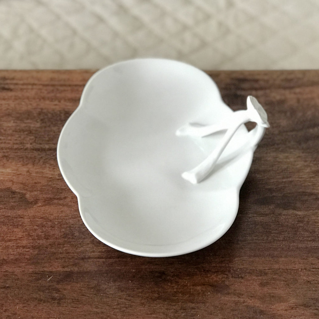 Grand ravier ou petit plat mendiant trilobé anse fleur en relief en porcelaine blanche de Limoges France par Hello Broc brocante en ligne