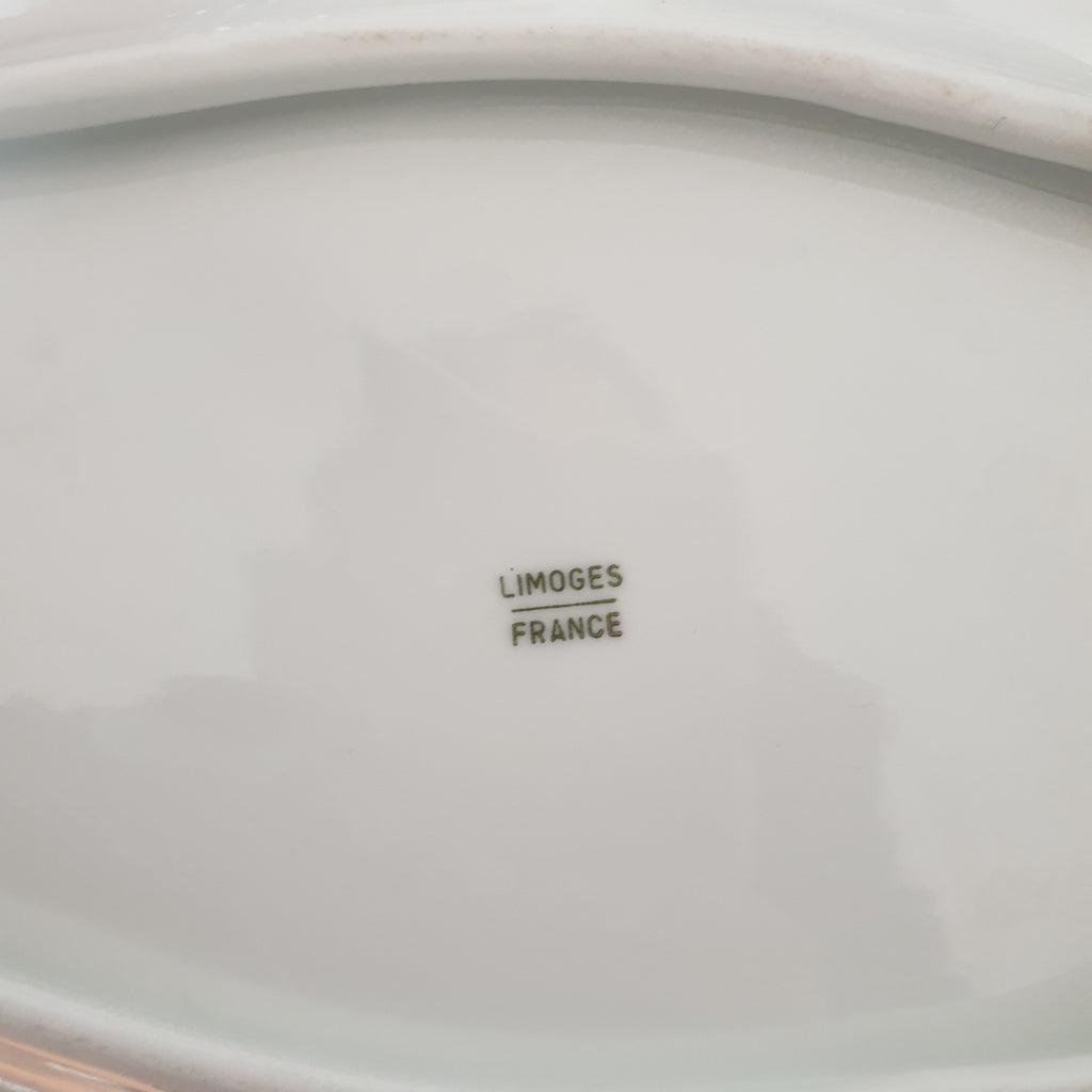 Grand ravier ou petit plat mendiant trilobé anse fleur en relief en porcelaine blanche de Limoges France par Hello Broc brocante en ligne