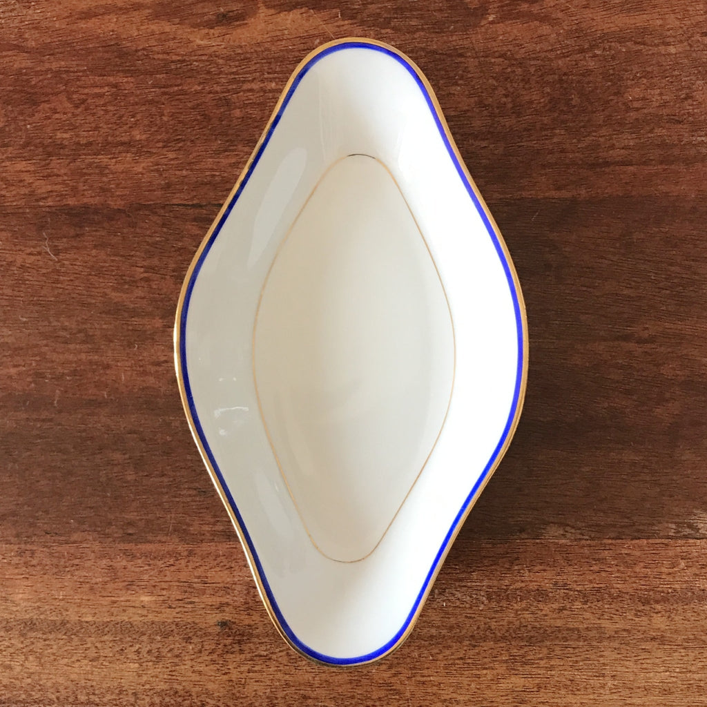 Ravier en porcelaine de Limoges blanche liserés doré et bleu UML France par Hello Broc brocante en ligne