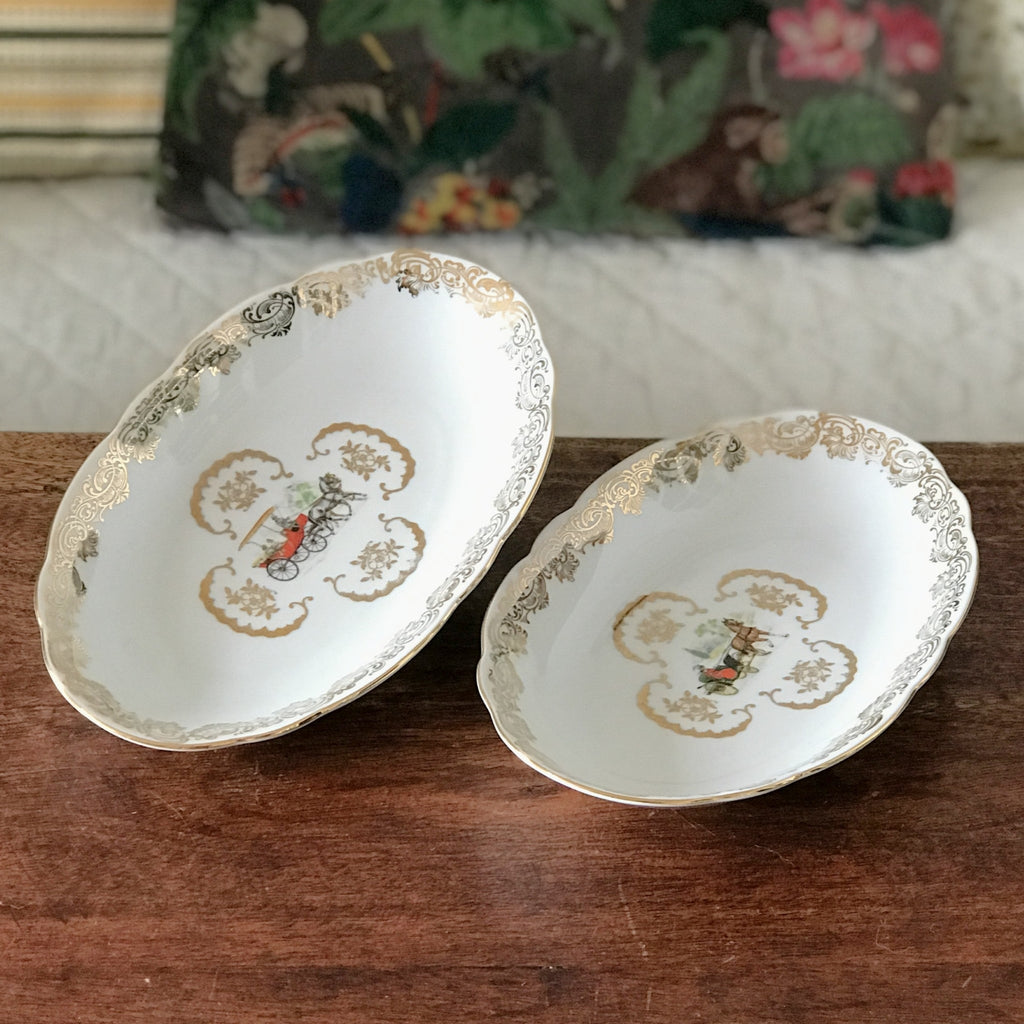 Lot de 2 raviers décor calèche et dorée Véritable porcelaine du Berry par Hello Broc brocante en ligne