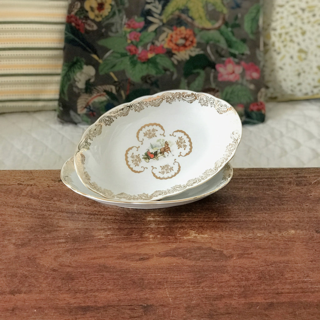Lot de 2 raviers décor calèche et dorée Véritable porcelaine du Berry par Hello Broc brocante en ligne