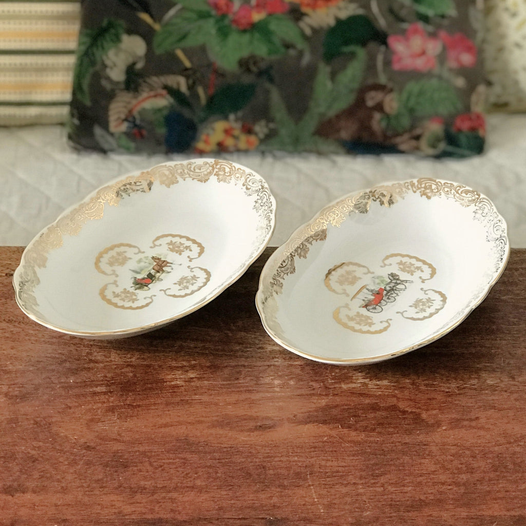Lot de 2 raviers décor calèche et dorée Véritable porcelaine du Berry par Hello Broc brocante en ligne