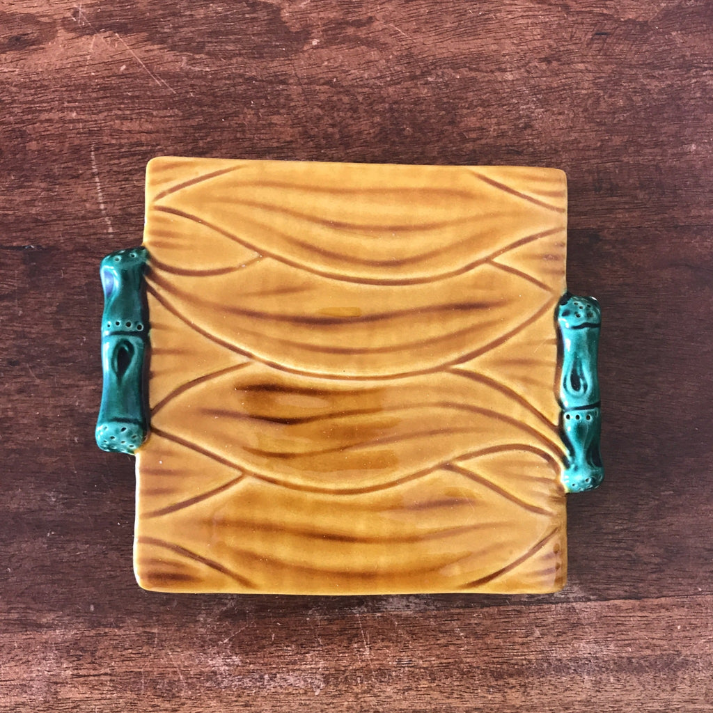 Dessous de plat ou présentoir carré en céramique jaune moutarde et vert de Vallauris A. Ferlay par Hello Broc brocante en ligne
