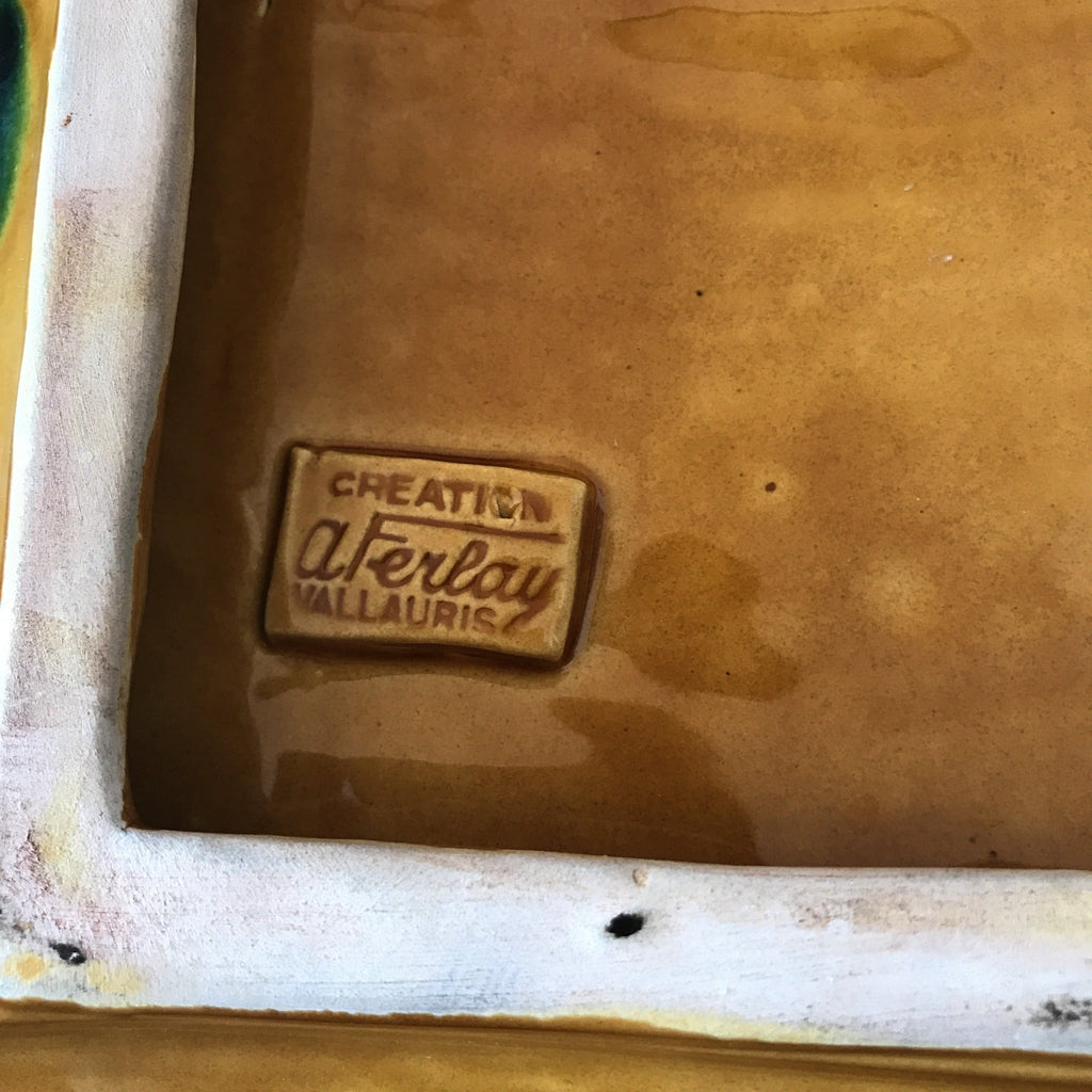 Dessous de plat ou présentoir carré en céramique jaune moutarde et vert de Vallauris A. Ferlay par Hello Broc brocante en ligne
