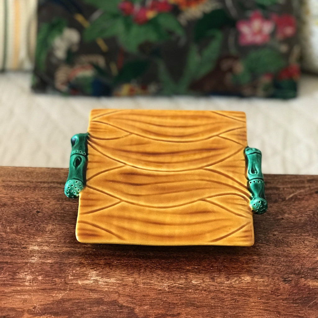 Dessous de plat ou présentoir carré en céramique jaune moutarde et vert de Vallauris A. Ferlay par Hello Broc brocante en ligne