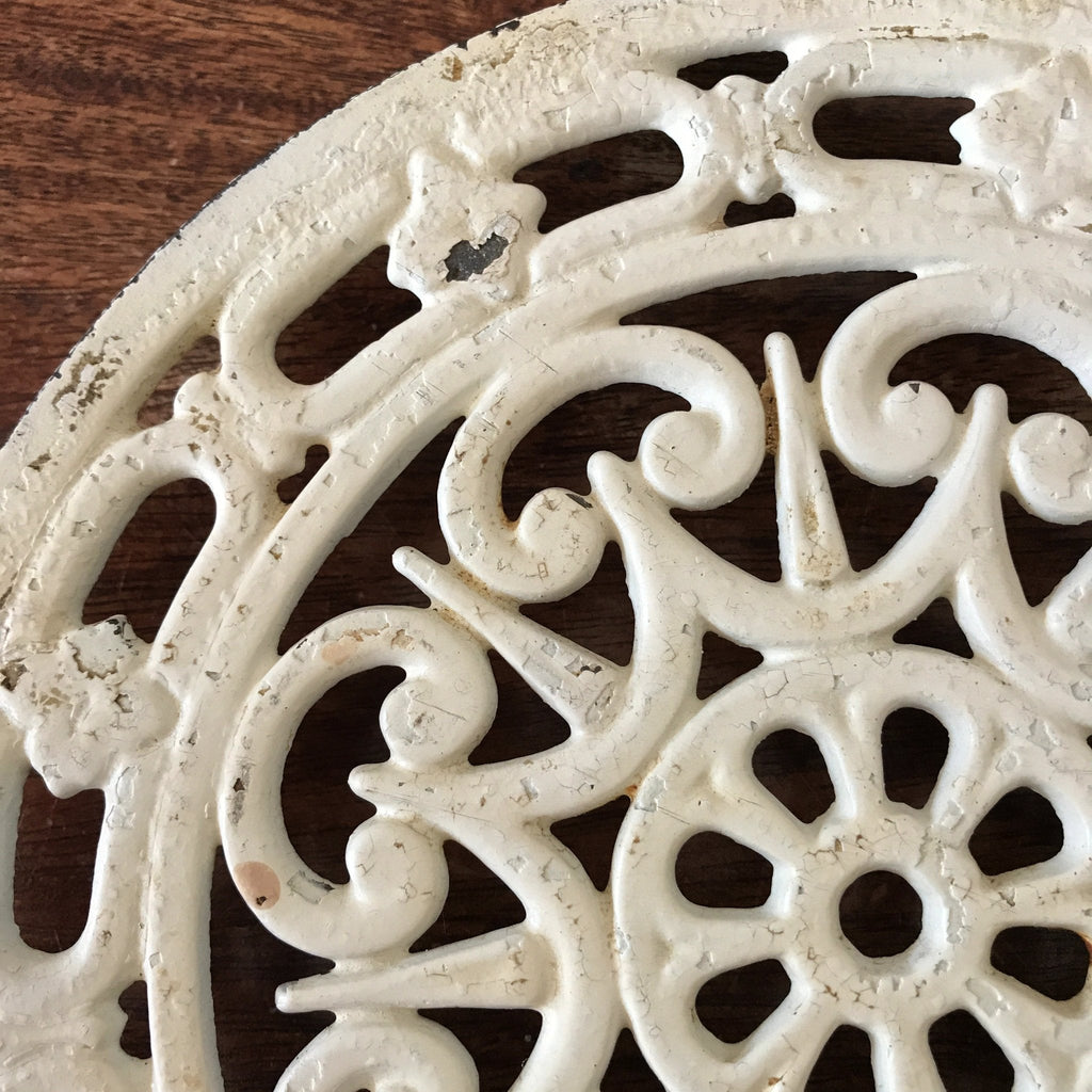 Dessous de plat rond ancien en fonte émaillée blanche Decotec Made in France diamètre de 21,5 cm par Hello Broc brocante en ligne