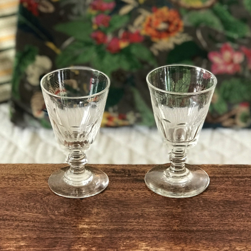 Paire de verres anciens à vin cuit ou à apéritif en verre soufflé à côtes plates - Hello Broc