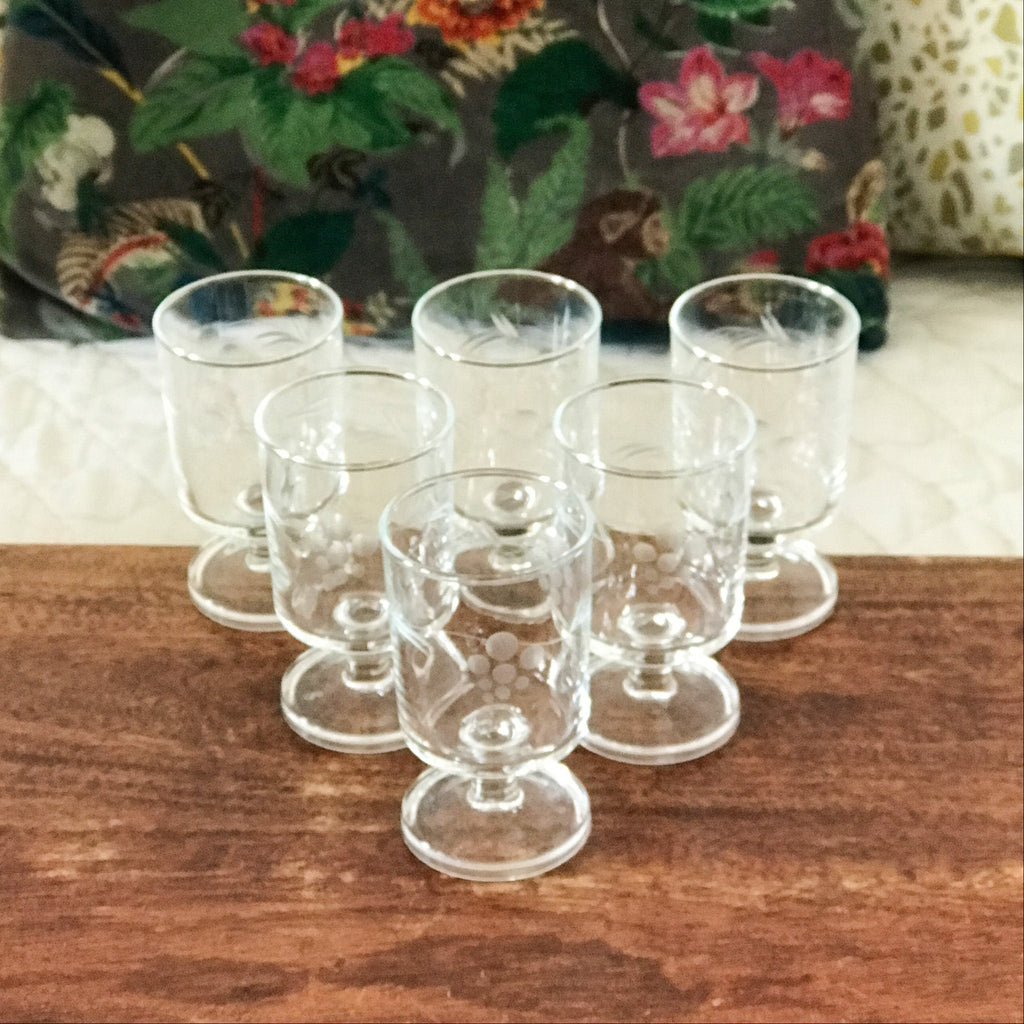 Lot de 6 petits verres vintage à vin blanc années 70 décor gravé grappes par Hello Broc brocante en ligne contenance de 12 cl