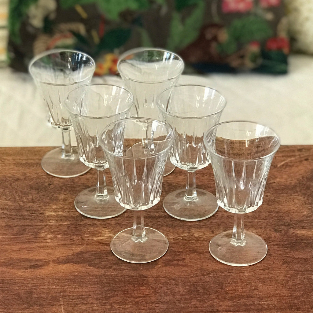 Lot de 6 petits verres à vin cuit sur pied évasés et striés contenance de 8 cl par Hello Broc brocante en ligne