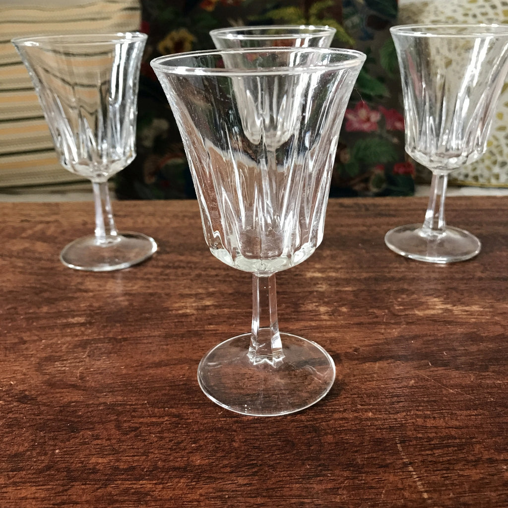 Lot de 6 petits verres à vin cuit sur pied évasés et striés contenance de 8 cl par Hello Broc brocante en ligne