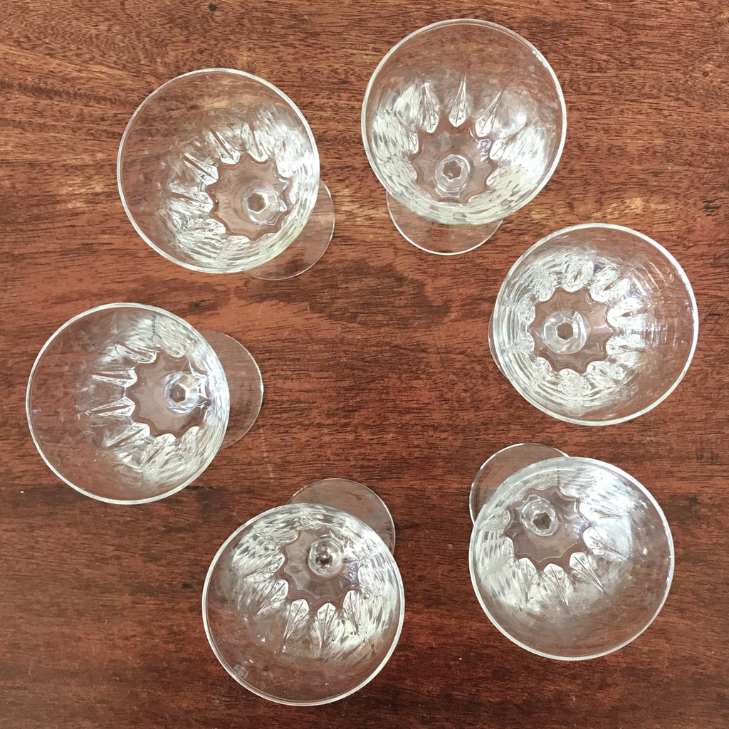 Lot de 6 petits verres à vin cuit sur pied évasés et striés contenance de 8 cl par Hello Broc brocante en ligne