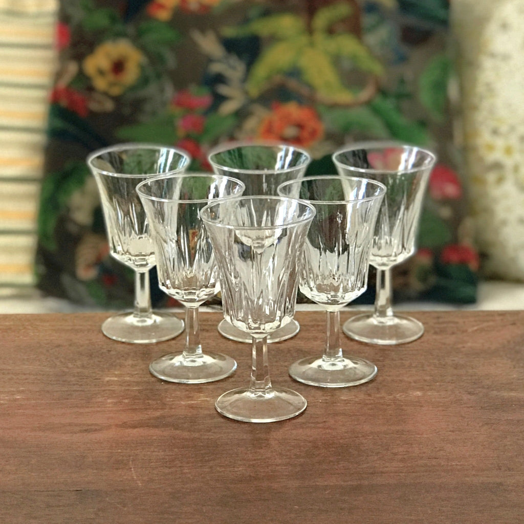 Lot de 6 petits verres à vin cuit sur pied évasés et striés contenance de 8 cl par Hello Broc brocante en ligne