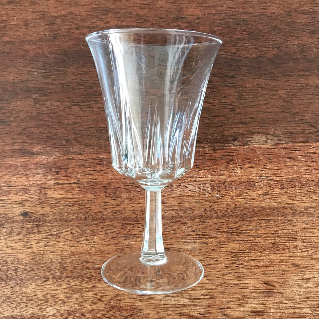 Lot de 6 petits verres à vin cuit sur pied évasés et striés contenance de 8 cl par Hello Broc brocante en ligne