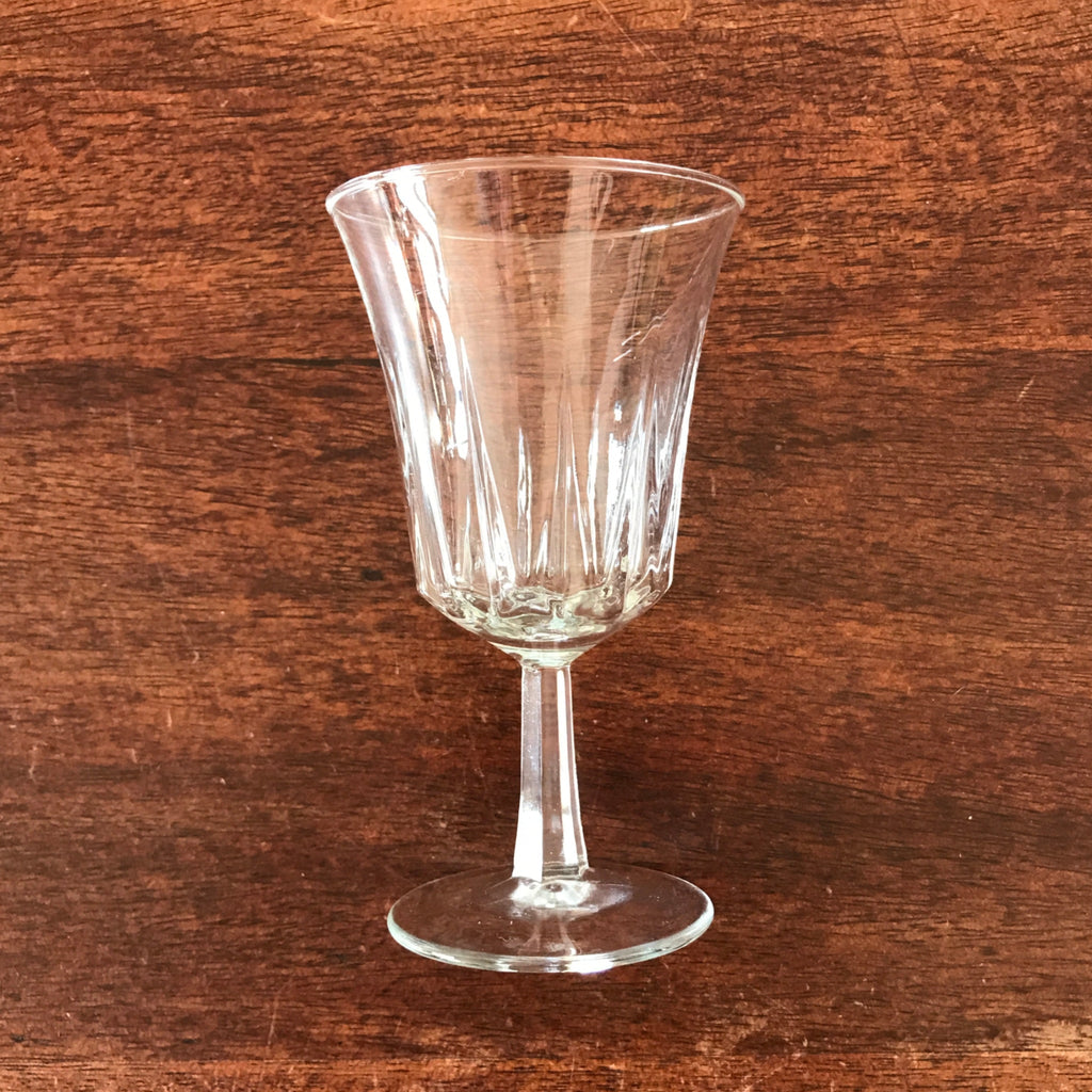 Lot de 5 verres à vin à pied évasés et striés contenance 12,5 cl par Hello Broc brocante en ligne