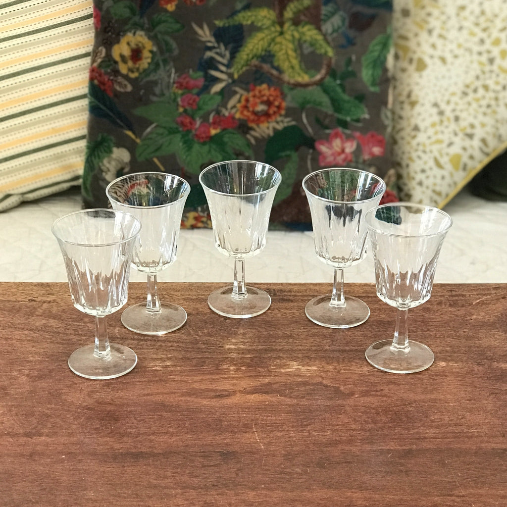 Lot de 5 verres à vin à pied évasés et striés contenance 12,5 cl par Hello Broc brocante en ligne