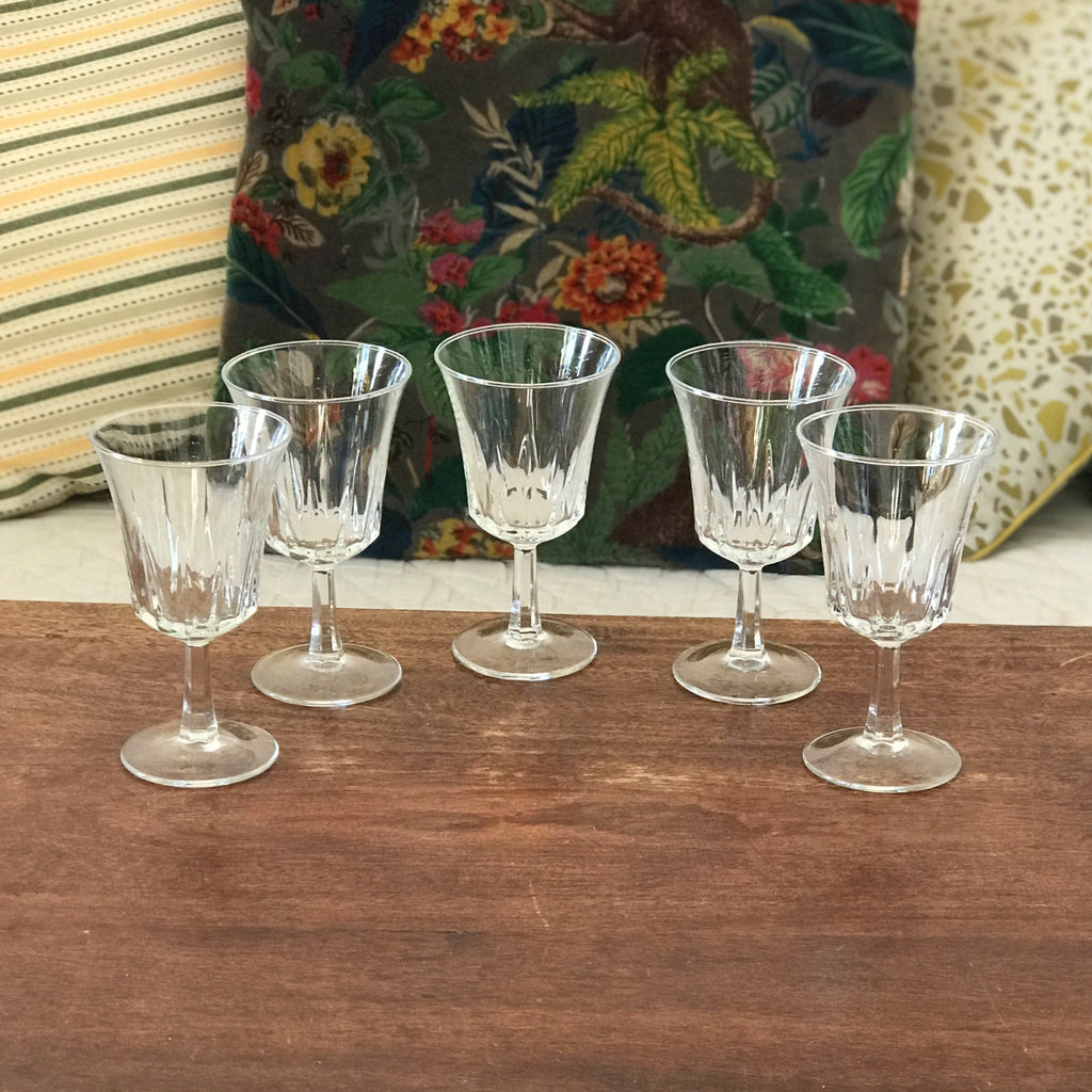 Lot de 5 verres à vin à pied évasés et striés contenance 12,5 cl par Hello Broc brocante en ligne