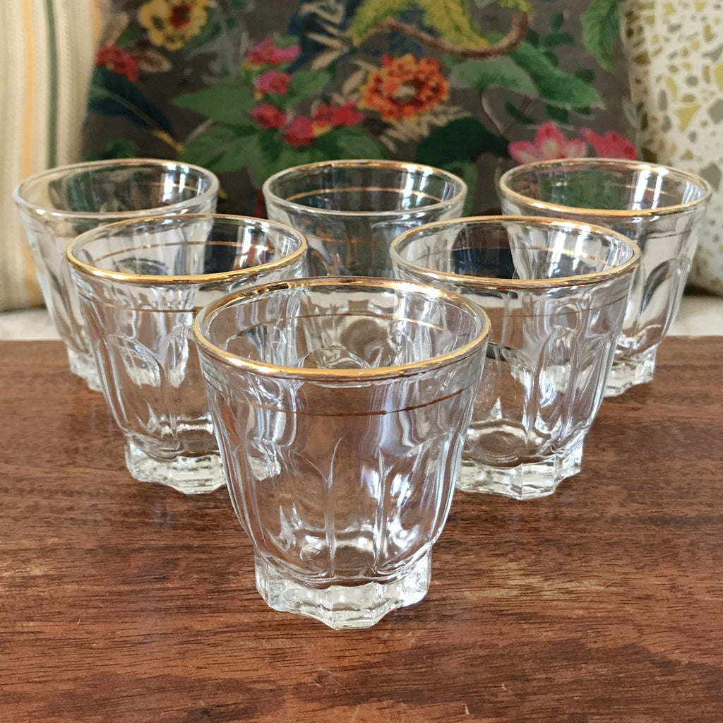 Lot de 6 petits verres à eau vintage liserés doré et paroi facettée par Hello Broc brocante en ligne