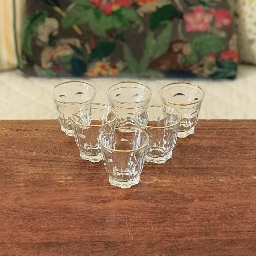 Lot de 6 petits verres à eau vintage liserés doré et paroi facettée par Hello Broc brocante en ligne