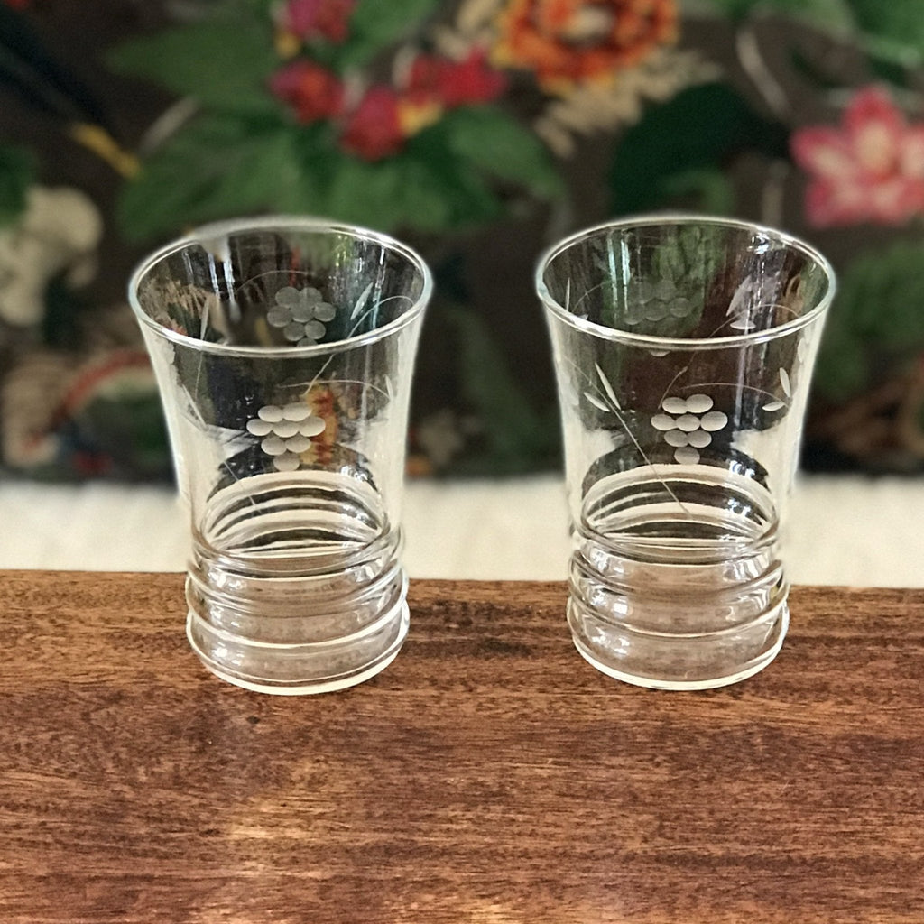 Paire de verres à eau en verre gravé grappes contenance 16 cl par Hello Broc brocante en ligne