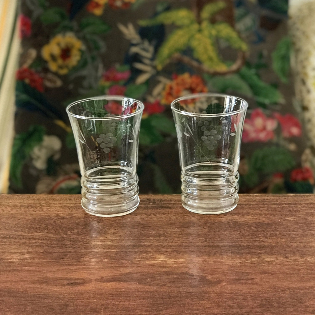 Paire de verres à eau en verre gravé grappes contenance 16 cl par Hello Broc brocante en ligne
