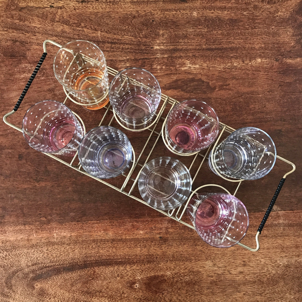 Ensemble vintage de 8 verres hauts à orangeade dans leur porte verres filaire années 50 / 60 par Hello Broc brocante en ligne