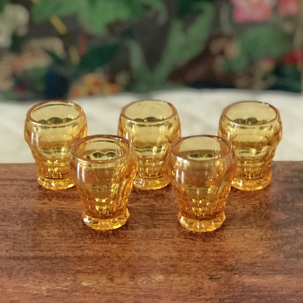 Lot de 5 verres à liqueur vintage en verre moulé orange par Hello Broc brocante en ligne