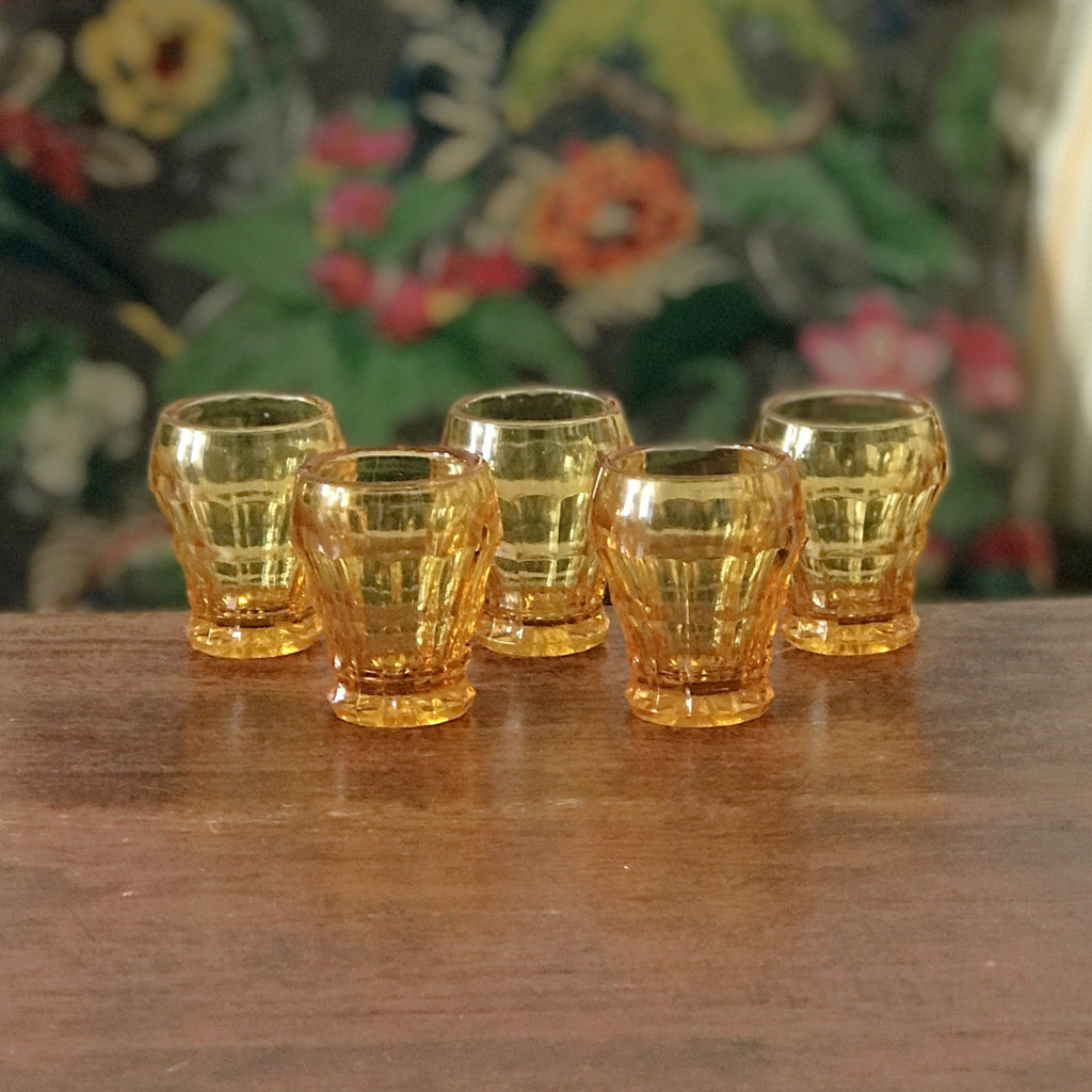 Lot de 5 verres à liqueur vintage en verre moulé orange par Hello Broc brocante en ligne