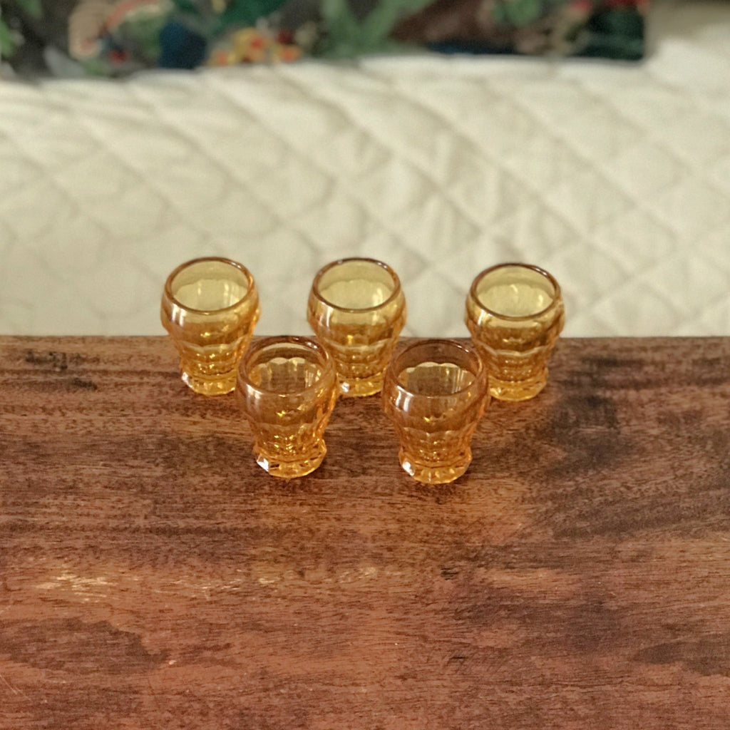 Lot de 5 verres à liqueur vintage en verre moulé orange par Hello Broc brocante en ligne