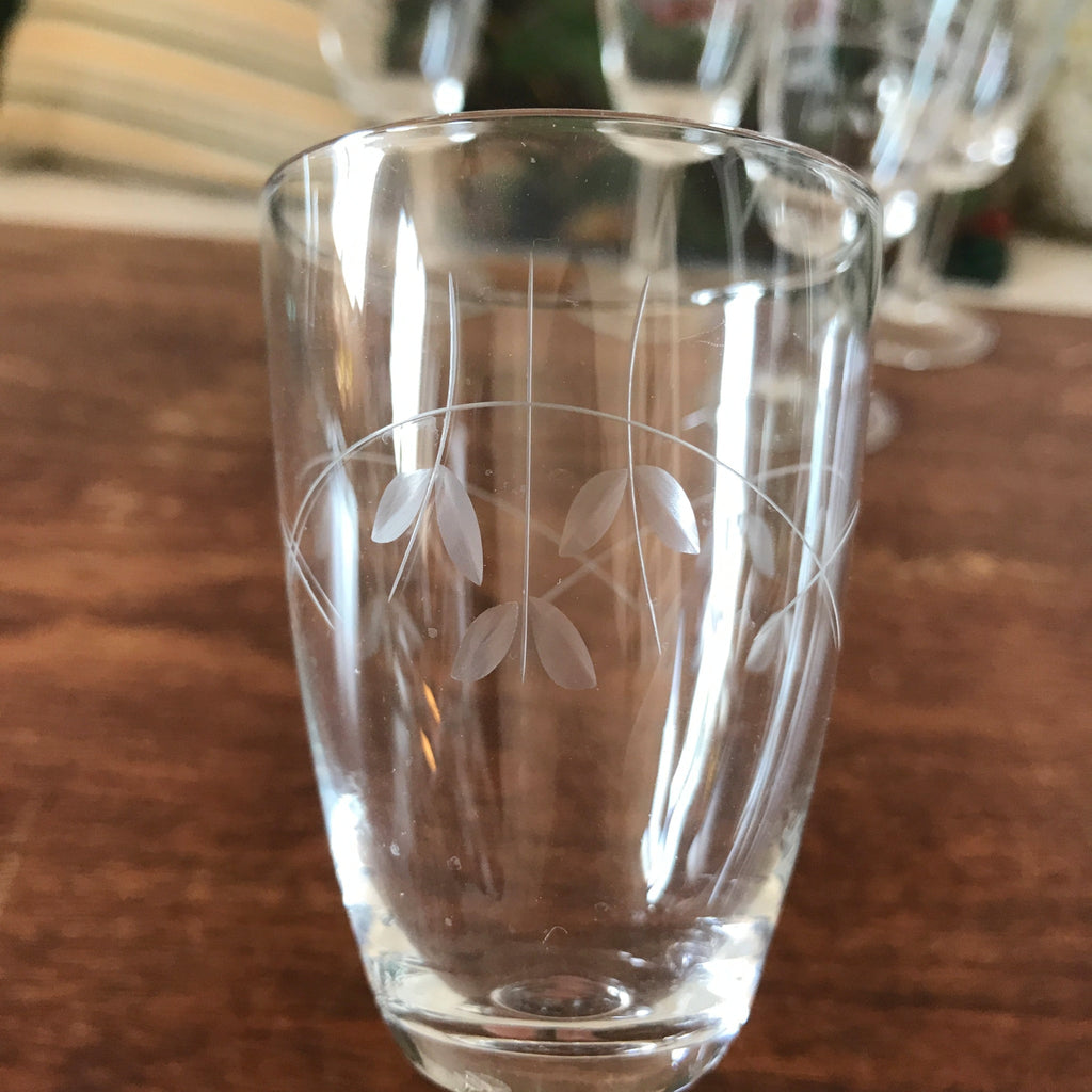 Ensemble de 5 verres à liqueur vintage sur pied en cristal gravé de 6 cl par Hello Broc brocante en ligne