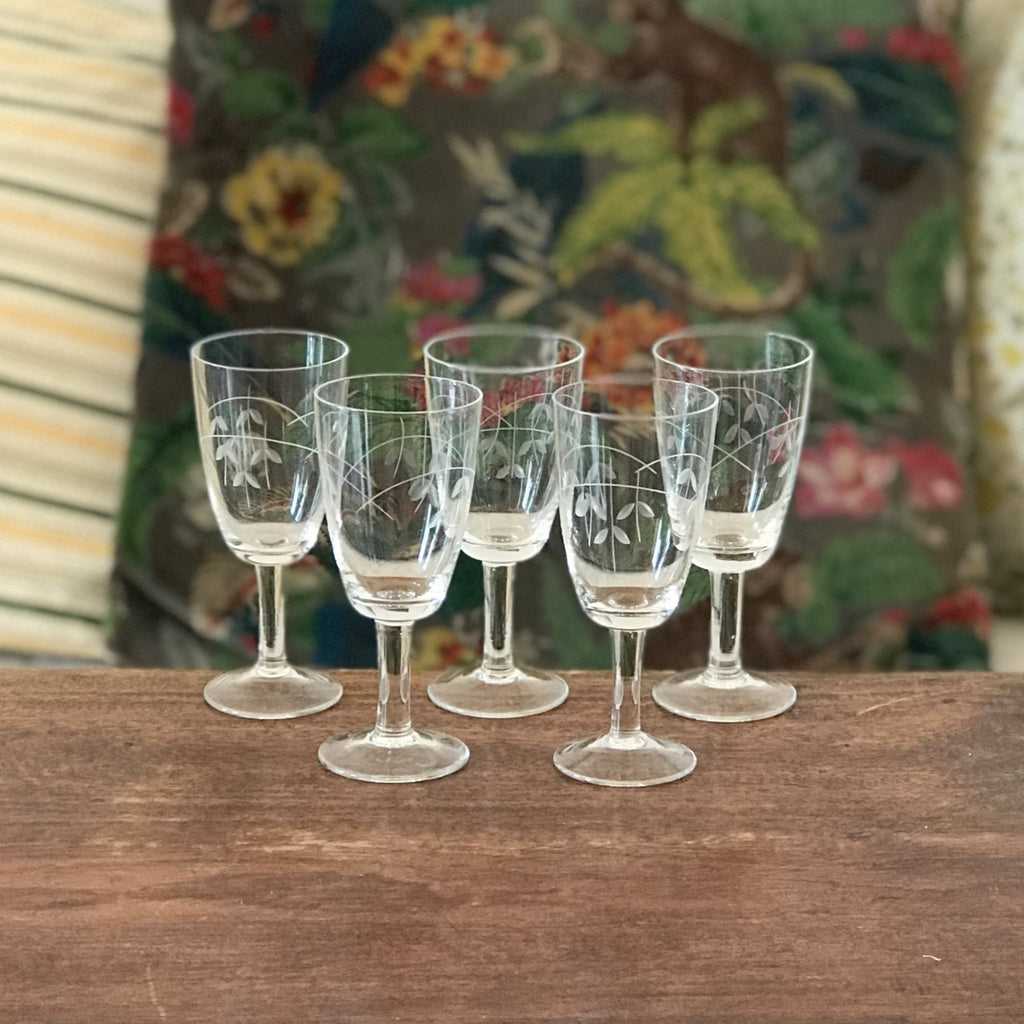 Ensemble de 5 verres à liqueur vintage sur pied en cristal gravé de 6 cl par Hello Broc brocante en ligne