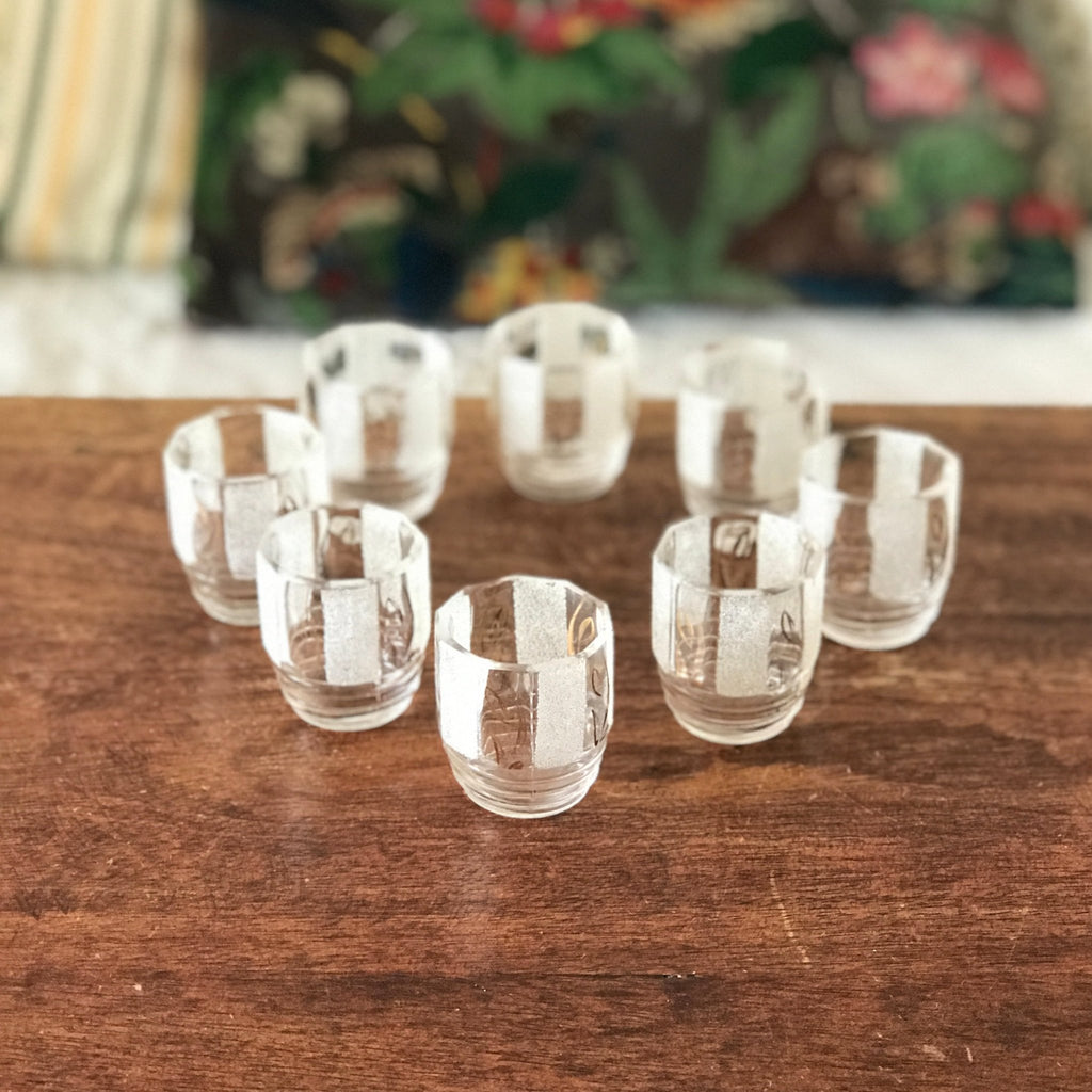 Lot de 8 verres à liqueur granités années 50 de forme octogonale par Hello Broc brocante en ligne