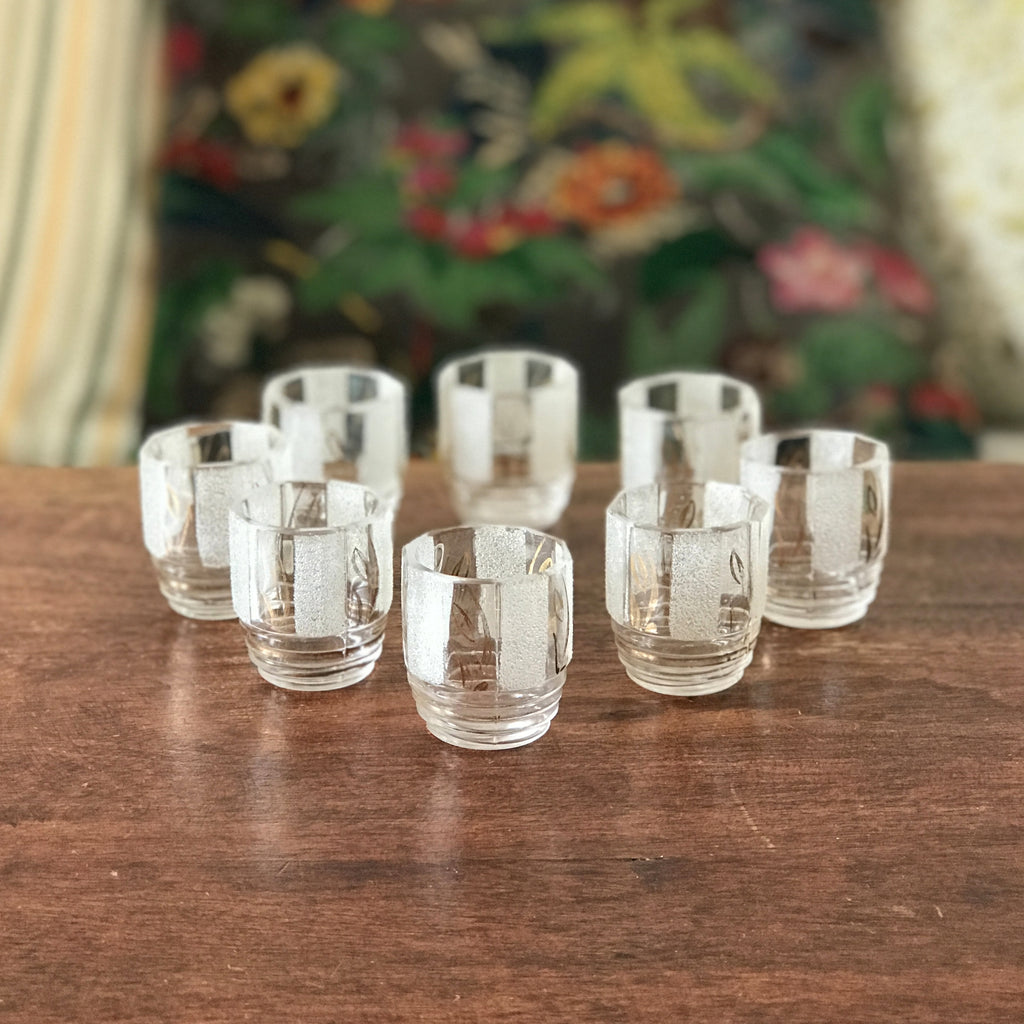 Lot de 8 verres à liqueur granités années 50 de forme octogonale par Hello Broc brocante en ligne