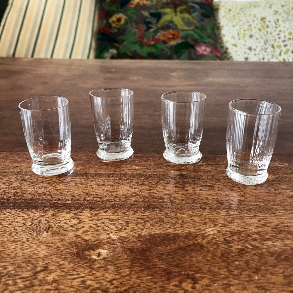 Lot de 4 petits verres à digestif décoré de stries intérieures par Hello Broc brocante en ligne