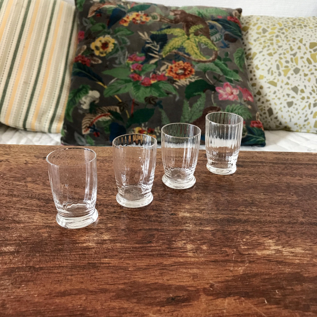 Lot de 4 petits verres à digestif décoré de stries intérieures par Hello Broc brocante en ligne