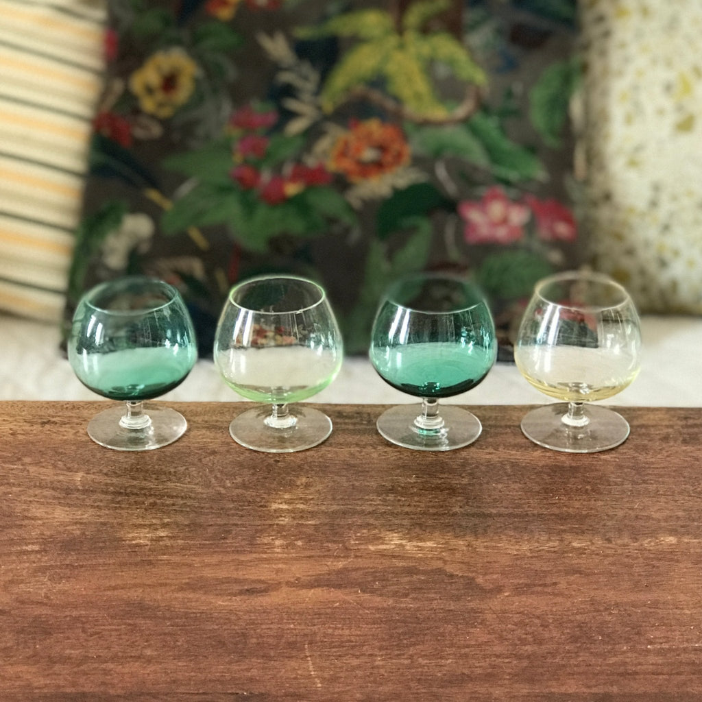 Lot de 4 verres à cognac multicolores pied incolore contenance 11 cl par Hello Broc brocante en ligne
