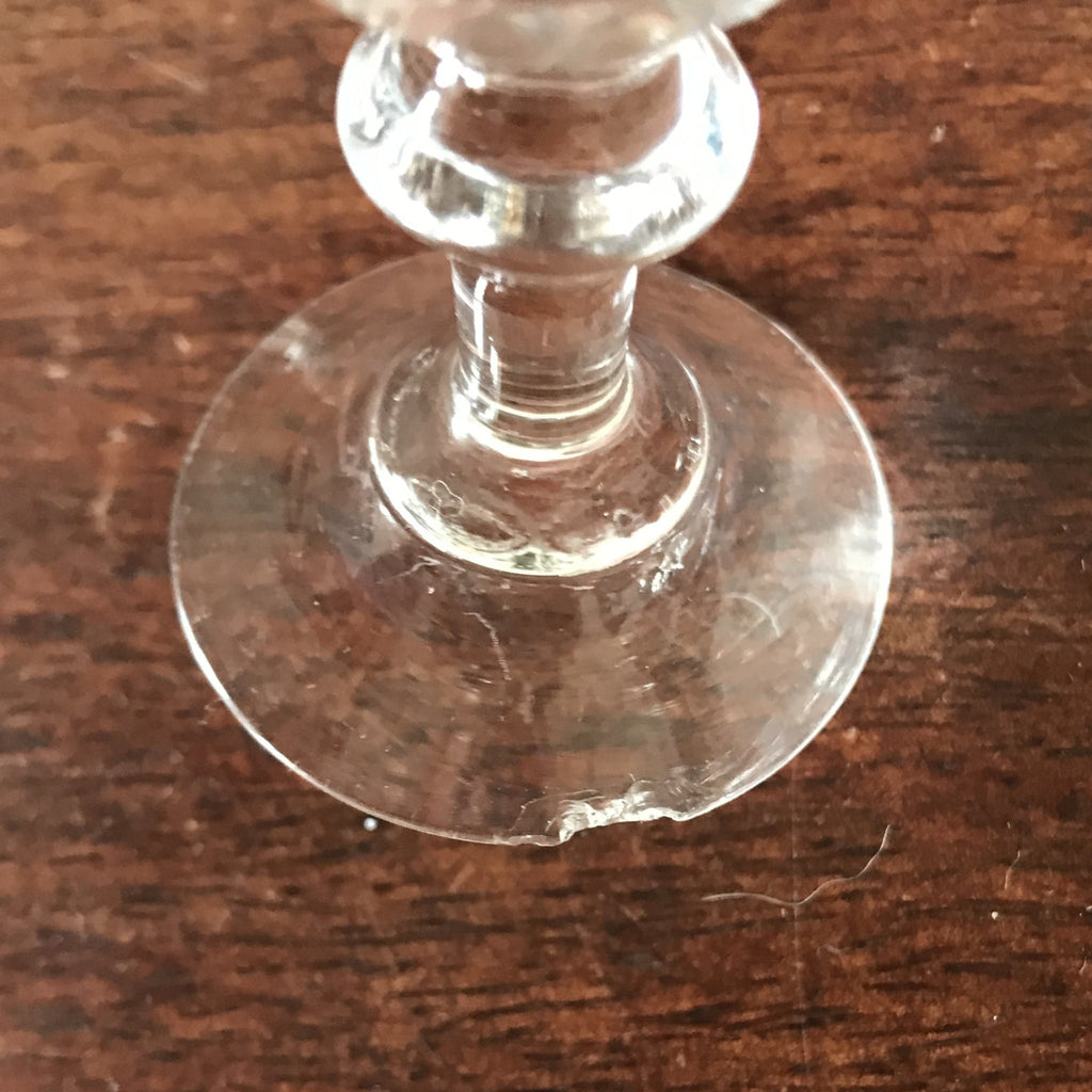 Lot de 6 verres à liqueur anciens dépareillés sur pied en verre par Hello Broc brocante en ligne