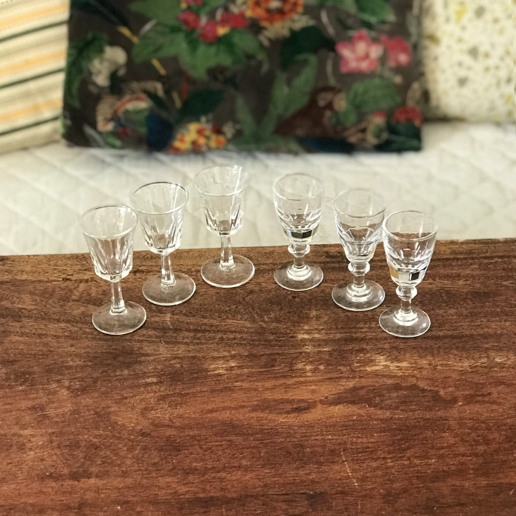 Lot de 6 verres à liqueur anciens dépareillés sur pied en verre par Hello Broc brocante en ligne