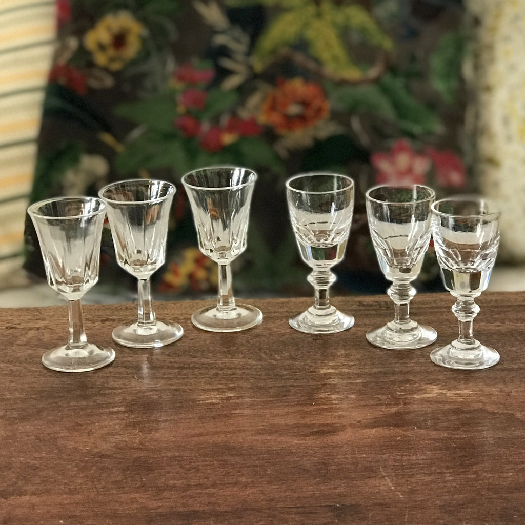 Lot de 6 verres à liqueur anciens dépareillés sur pied en verre par Hello Broc brocante en ligne