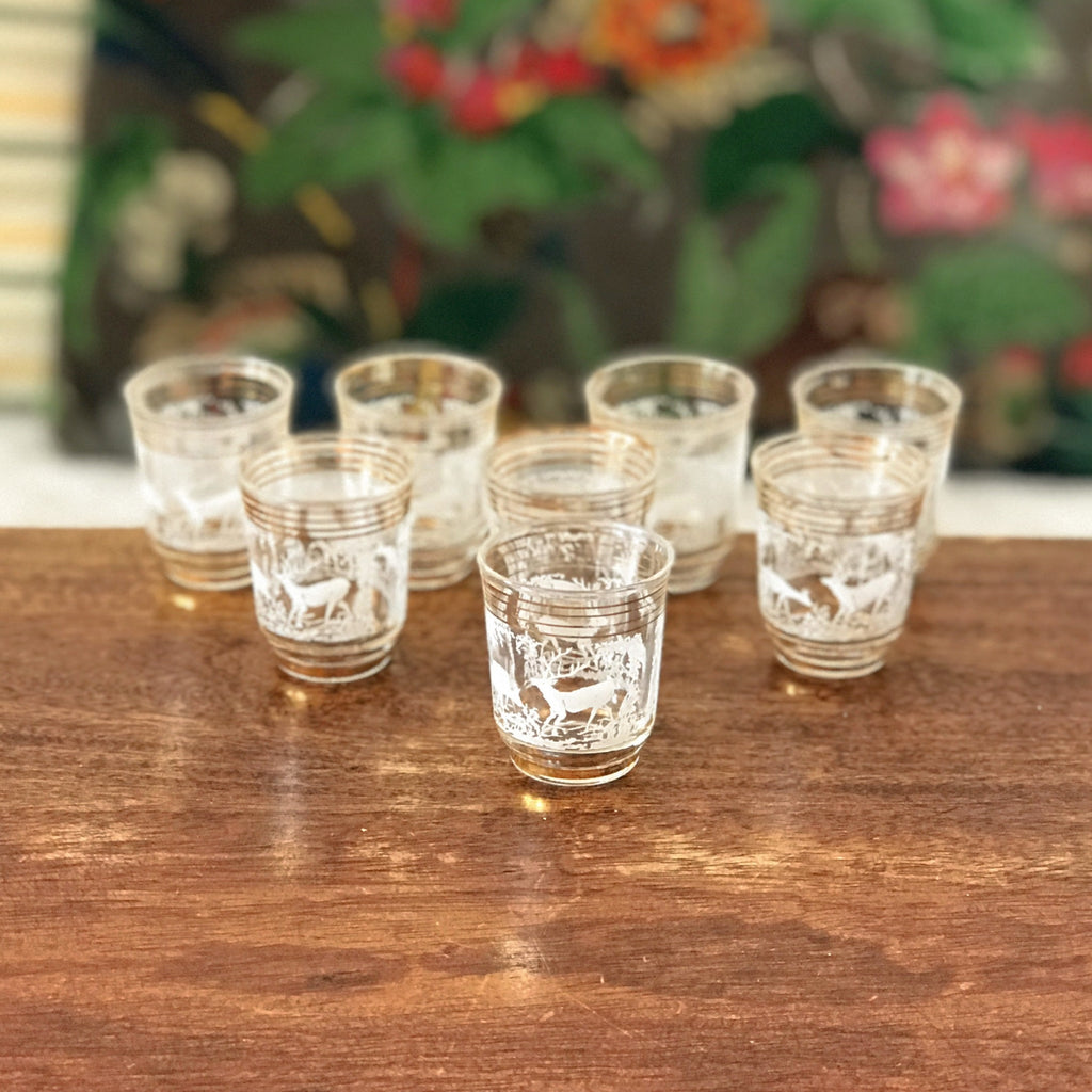 Ensemble de 8 verres vintage à digestif , liqueur ou shooter liserés dorés et scène rupestre imprimée années 60 par Hello Broc brocante en ligne