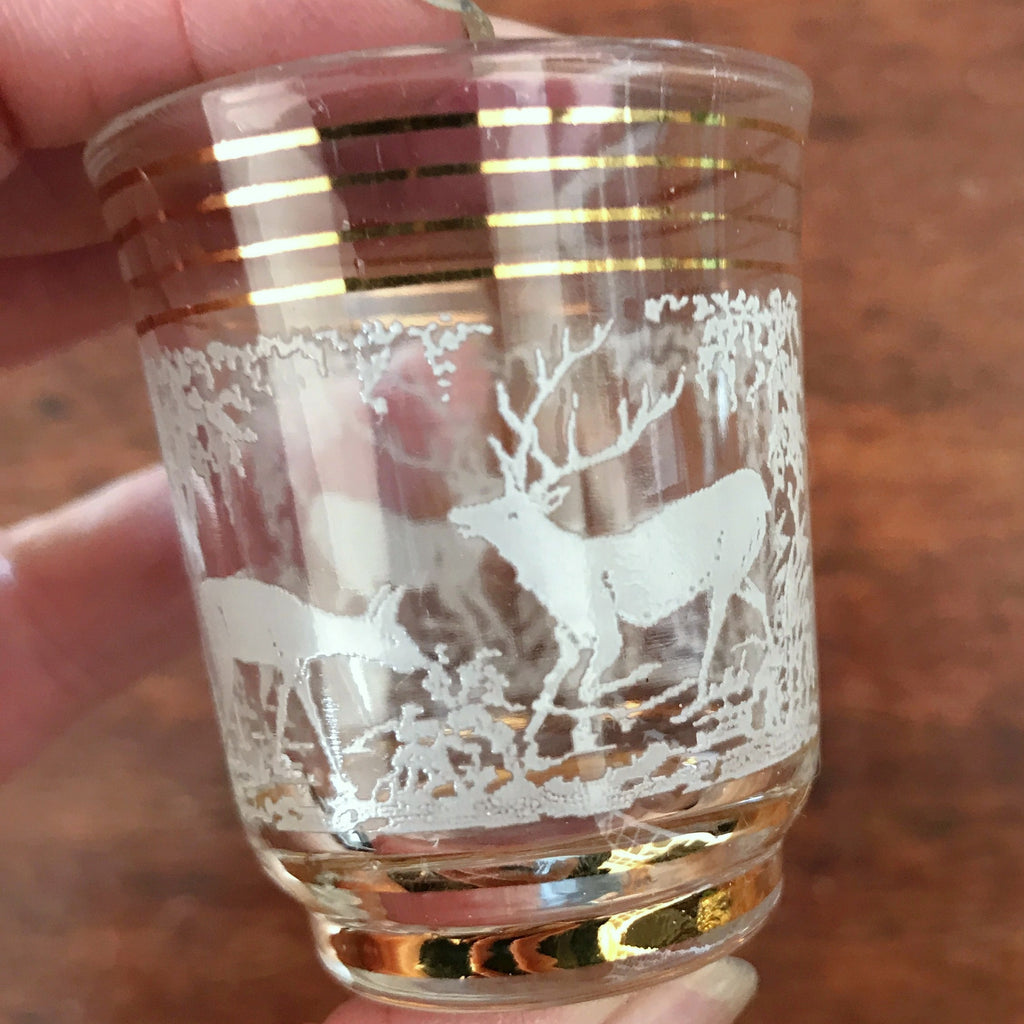 Ensemble de 8 verres vintage à digestif , liqueur ou shooter liserés dorés et scène rupestre imprimée années 60 par Hello Broc brocante en ligne