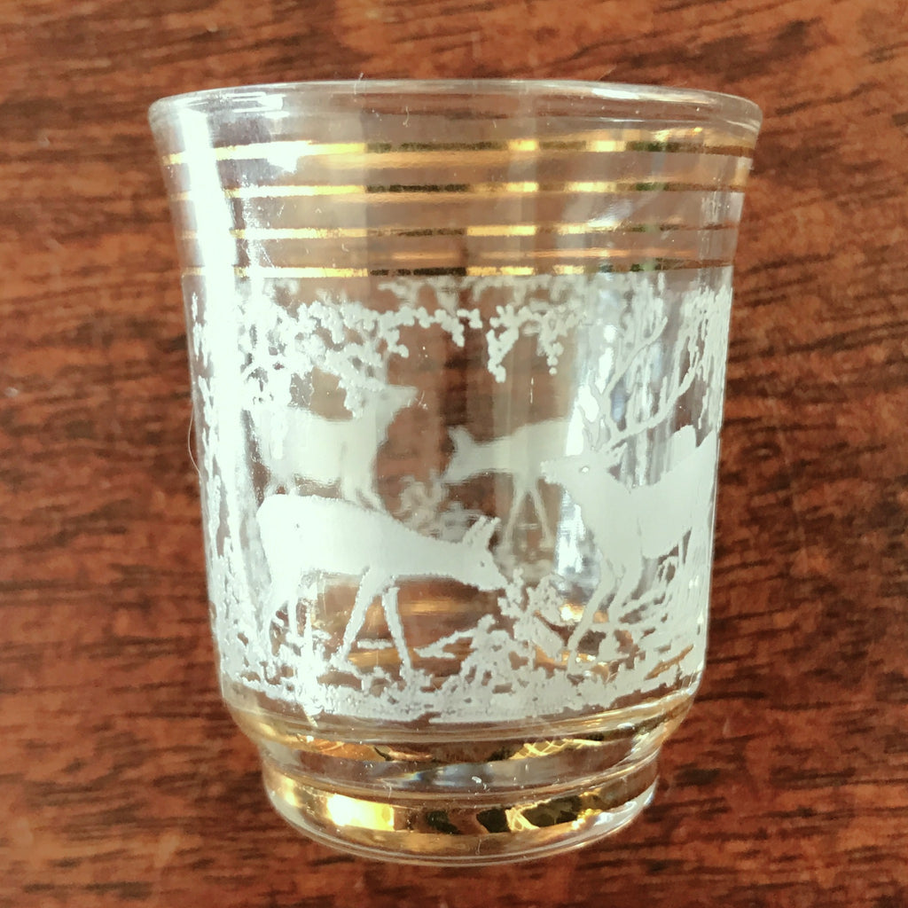 Ensemble de 8 verres vintage à digestif , liqueur ou shooter liserés dorés et scène rupestre imprimée années 60 par Hello Broc brocante en ligne