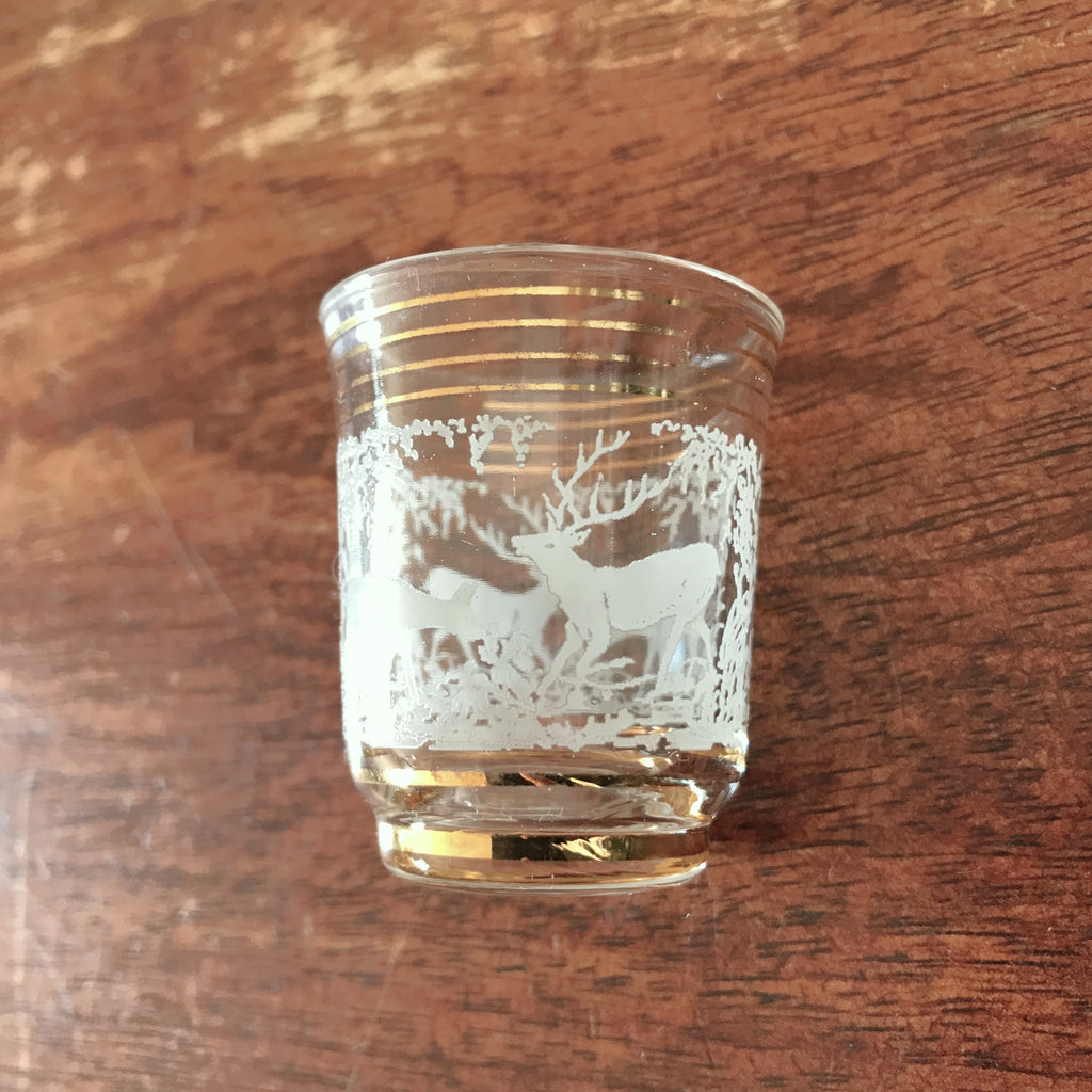 Ensemble de 8 verres vintage à digestif , liqueur ou shooter liserés dorés et scène rupestre imprimée années 60 par Hello Broc brocante en ligne