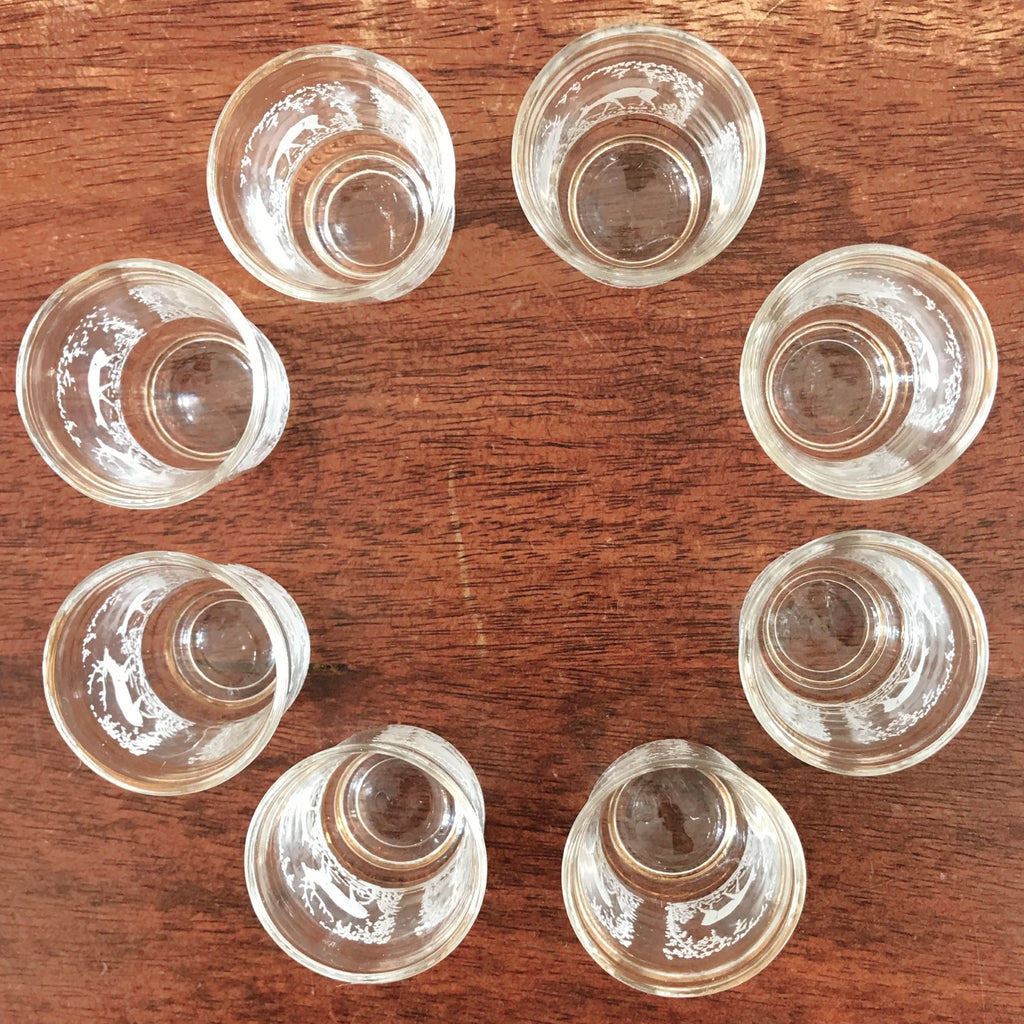 Ensemble de 8 verres vintage à digestif , liqueur ou shooter liserés dorés et scène rupestre imprimée années 60 par Hello Broc brocante en ligne