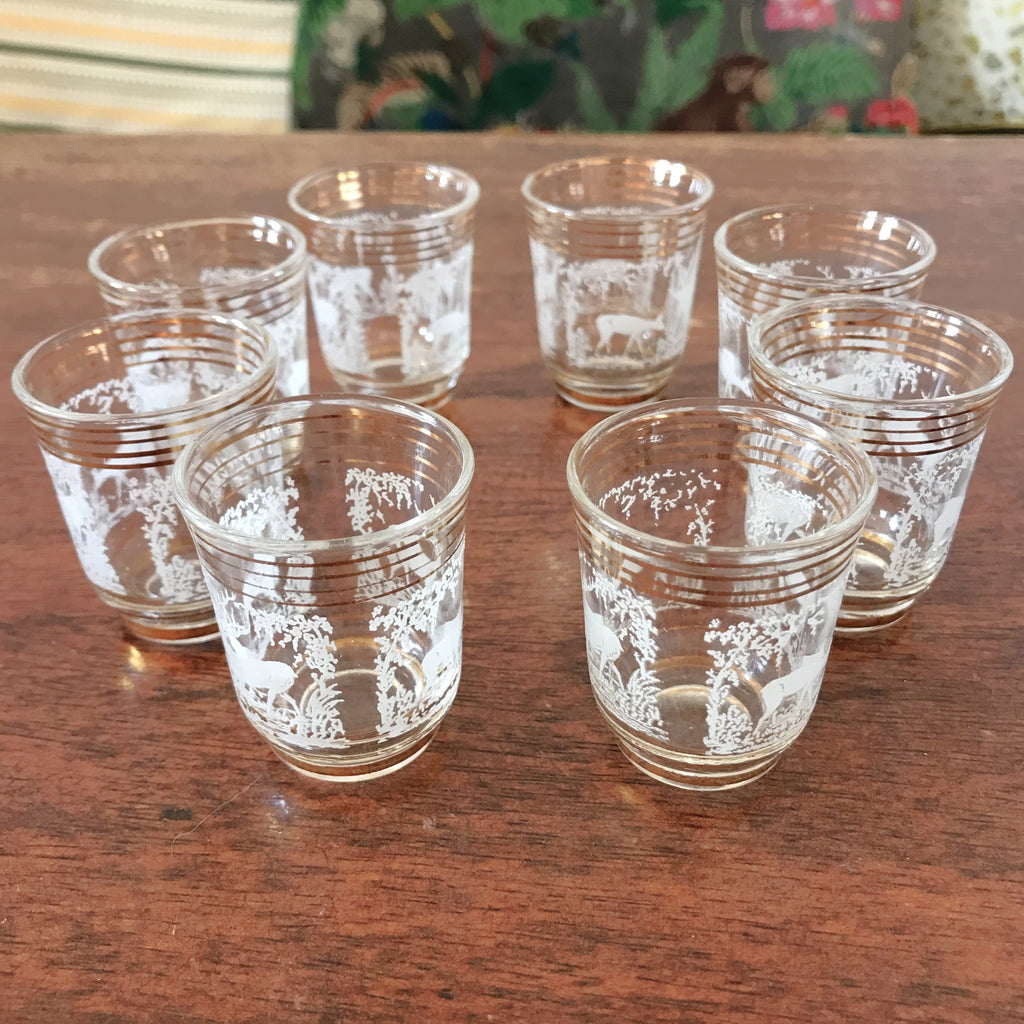 Ensemble de 8 verres vintage à digestif , liqueur ou shooter liserés dorés et scène rupestre imprimée années 60 par Hello Broc brocante en ligne