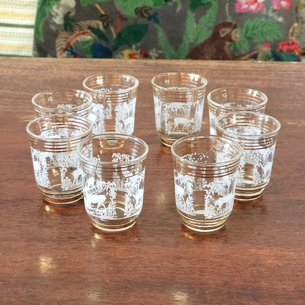 Ensemble de 8 verres vintage à digestif , liqueur ou shooter liserés dorés et scène rupestre imprimée années 60 par Hello Broc brocante en ligne