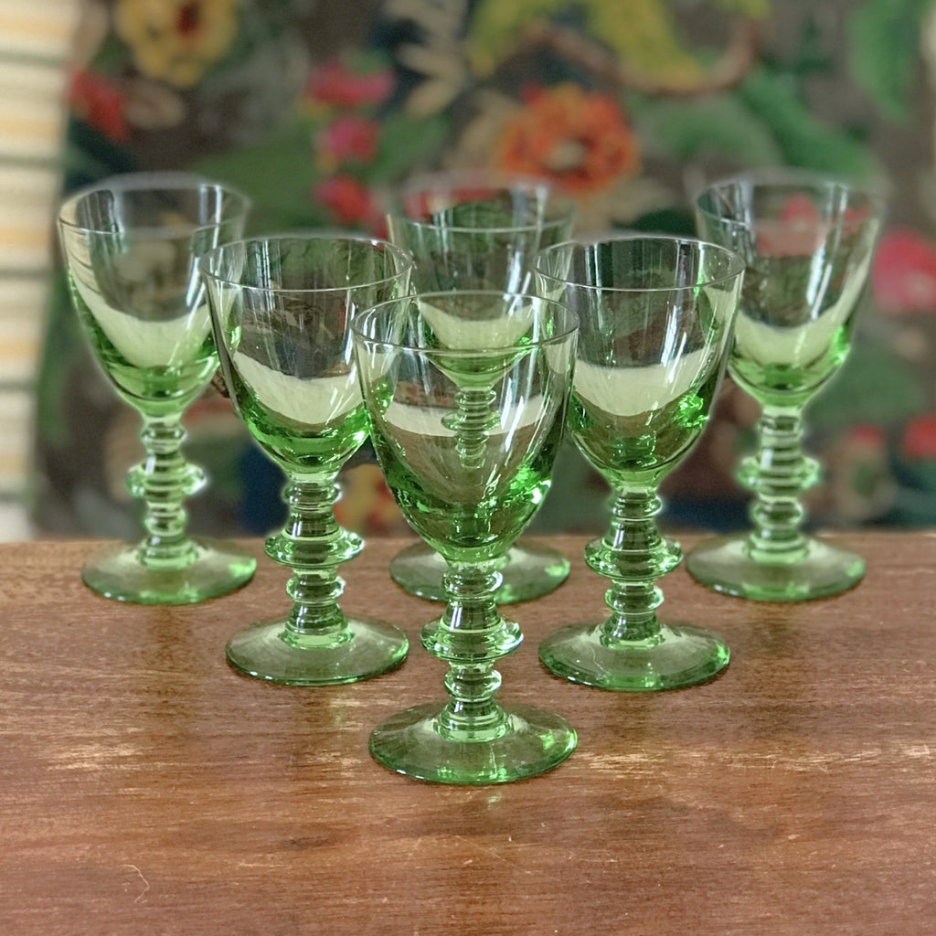 Lot de 6 petits verres à digestif sur pied en cristal vert par Hello Broc brocante en ligne