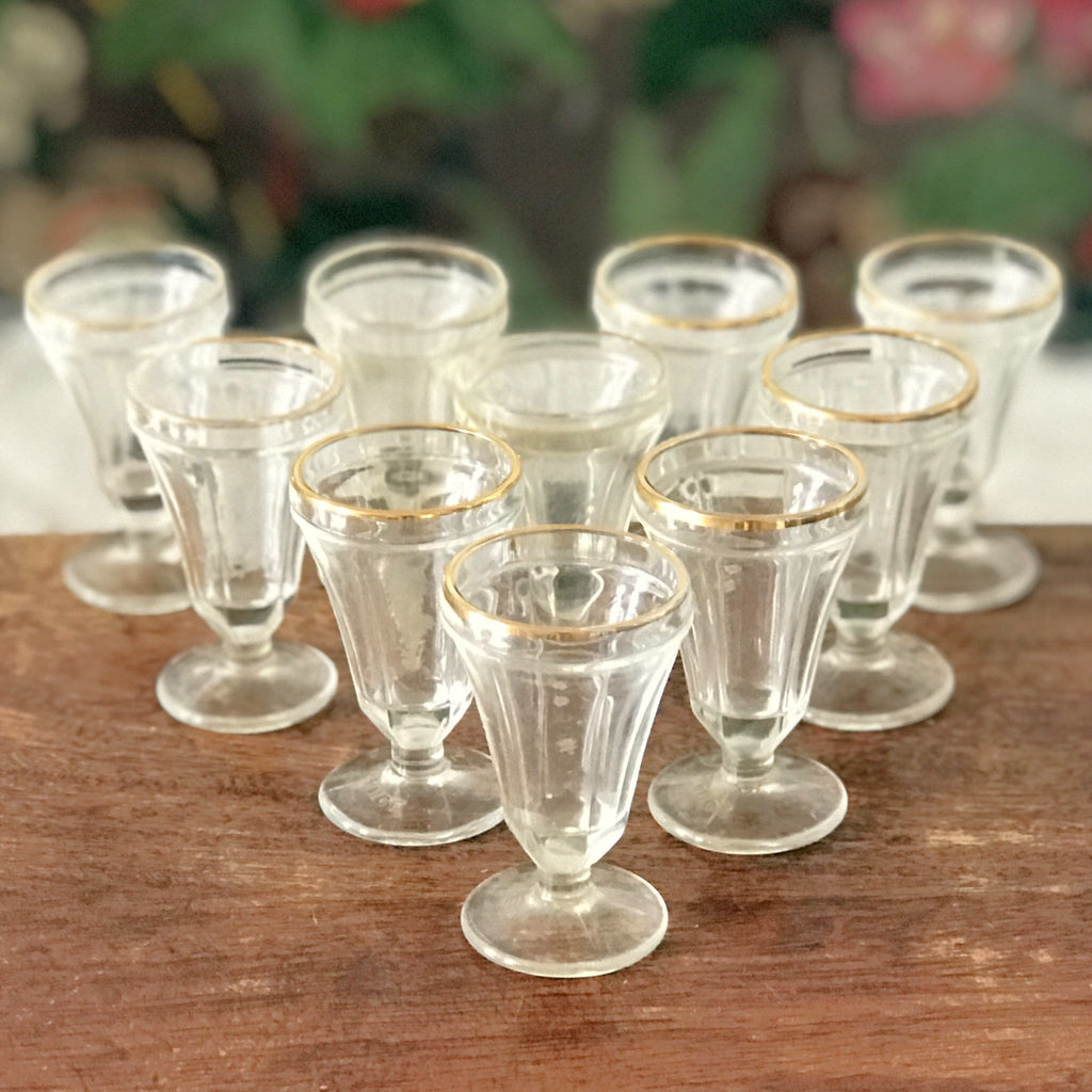 Lot de 10 petits verres à digestif ou à liqueur sur pied Art Déco en verre moulé liseré doré par Hello Broc brocante en ligne